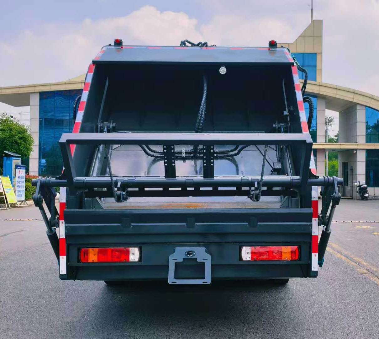 福田歐曼15方純電動(dòng)壓縮式垃圾運(yùn)輸車圖片5