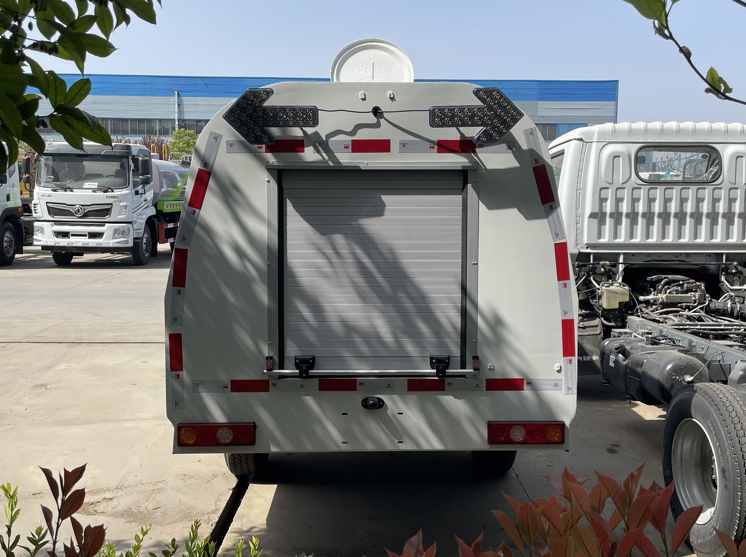 東風(fēng)途逸純電動多功能路面養(yǎng)護(hù)車圖片5