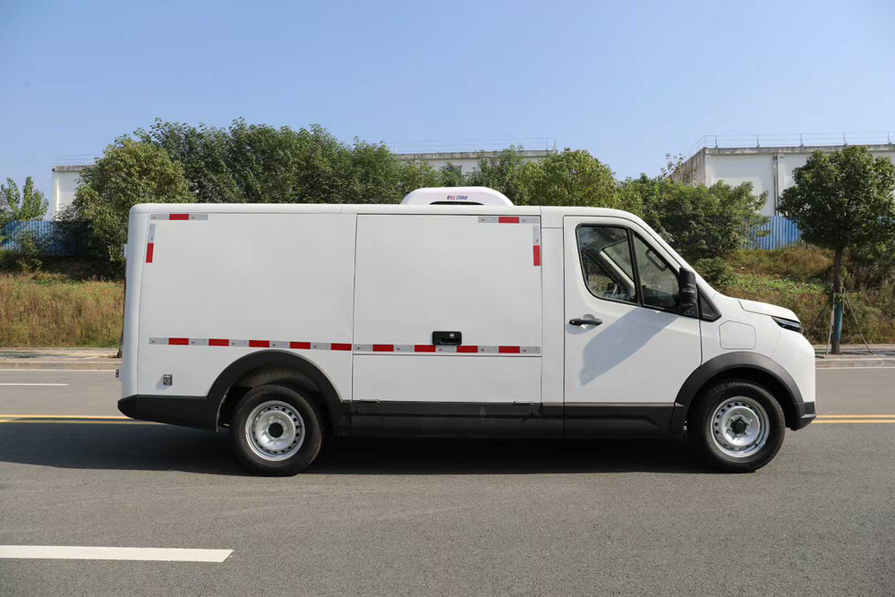 江淮萬寶路純電動(dòng)面包冷藏車小型廂式冷凍車圖片3