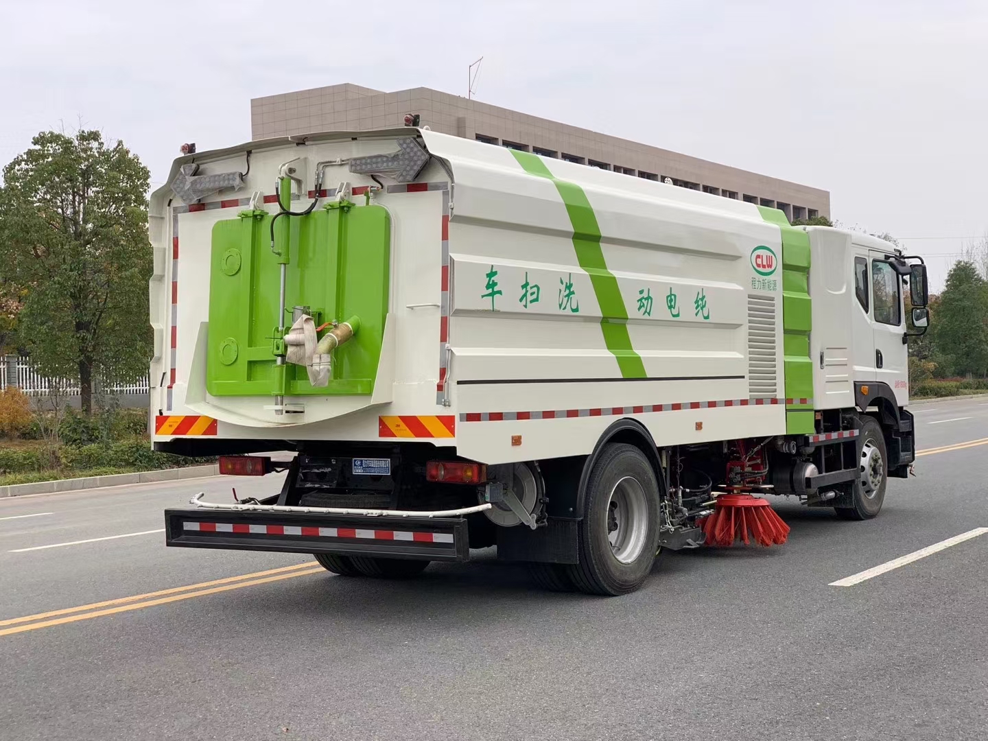 東風(fēng)華神純電動(dòng)洗掃車(chē)圖片4