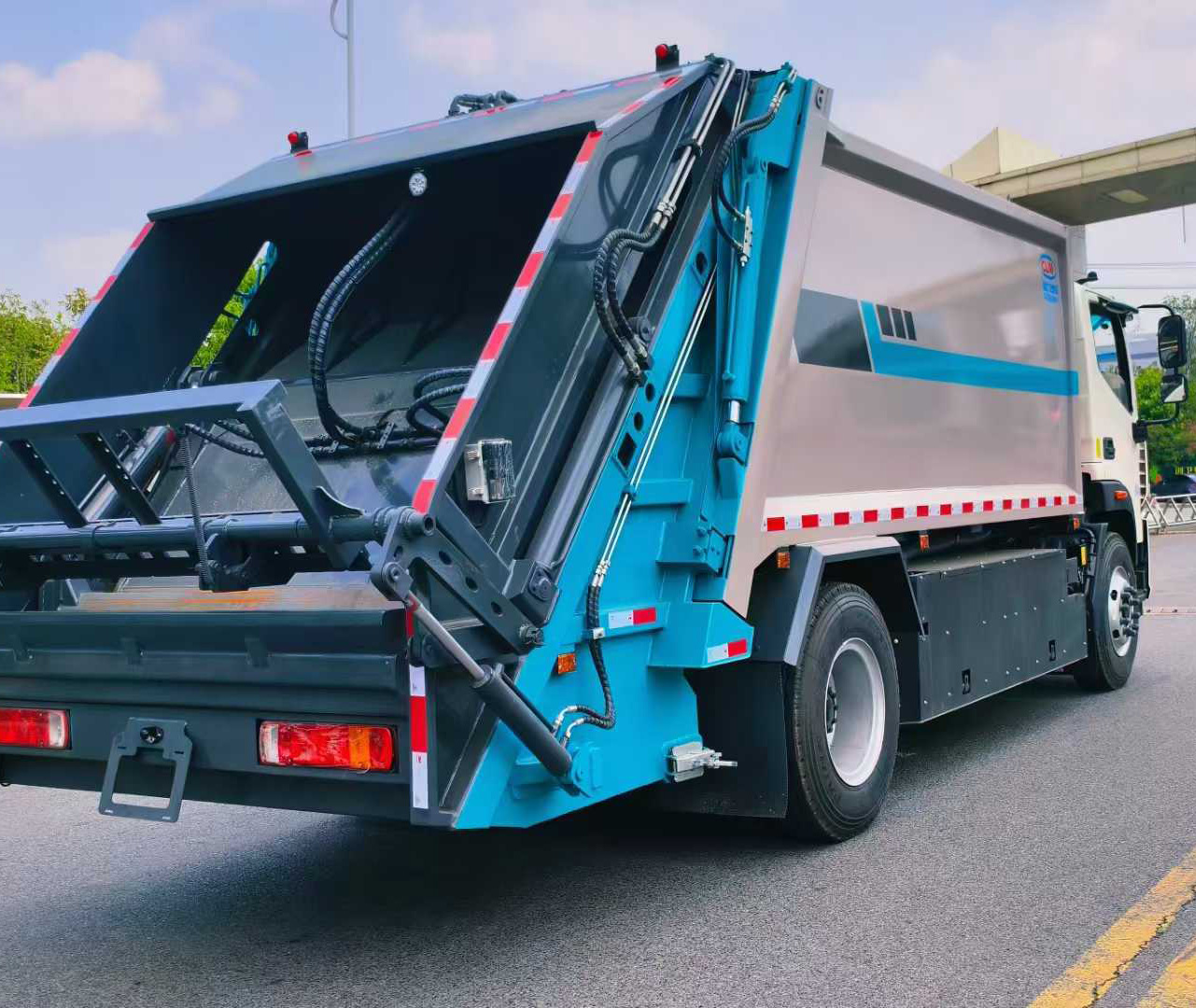 福田歐曼15方純電動(dòng)壓縮式垃圾運(yùn)輸車圖片4