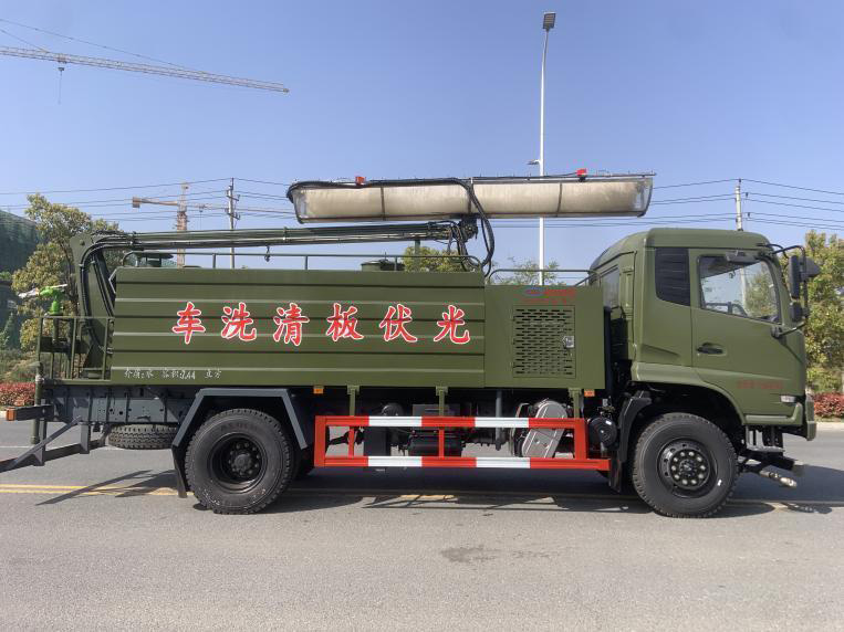 東風(fēng)天錦四驅(qū)4X4光伏板清洗車圖片3