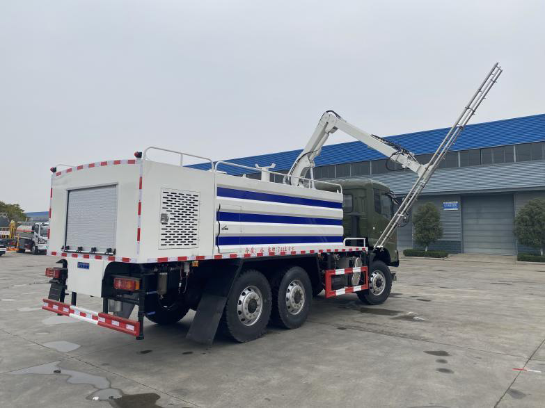 東風天錦六驅(qū)6X6光伏板清洗車圖片5