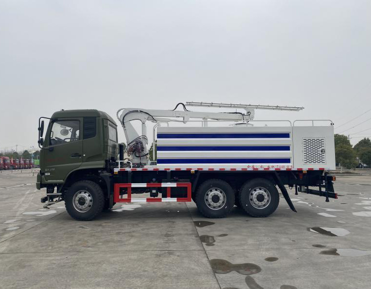 東風天錦六驅(qū)6X6光伏板清洗車圖片4