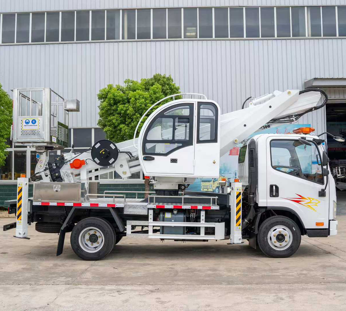 一汽解放18米直臂高空作業(yè)車伸縮臂折臂高空平臺(tái)圖片3