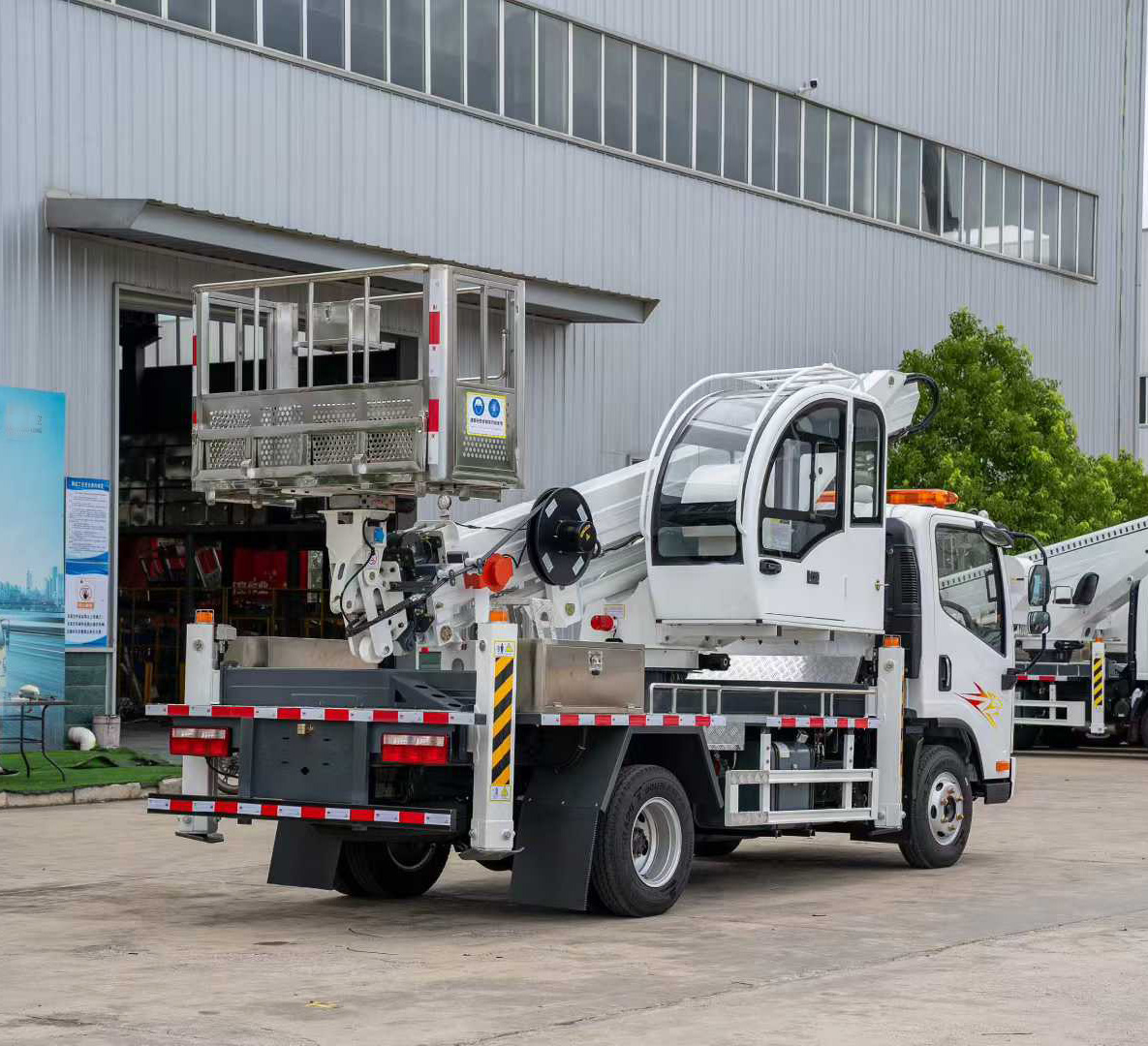 一汽解放18米直臂高空作業(yè)車伸縮臂折臂高空平臺(tái)圖片4