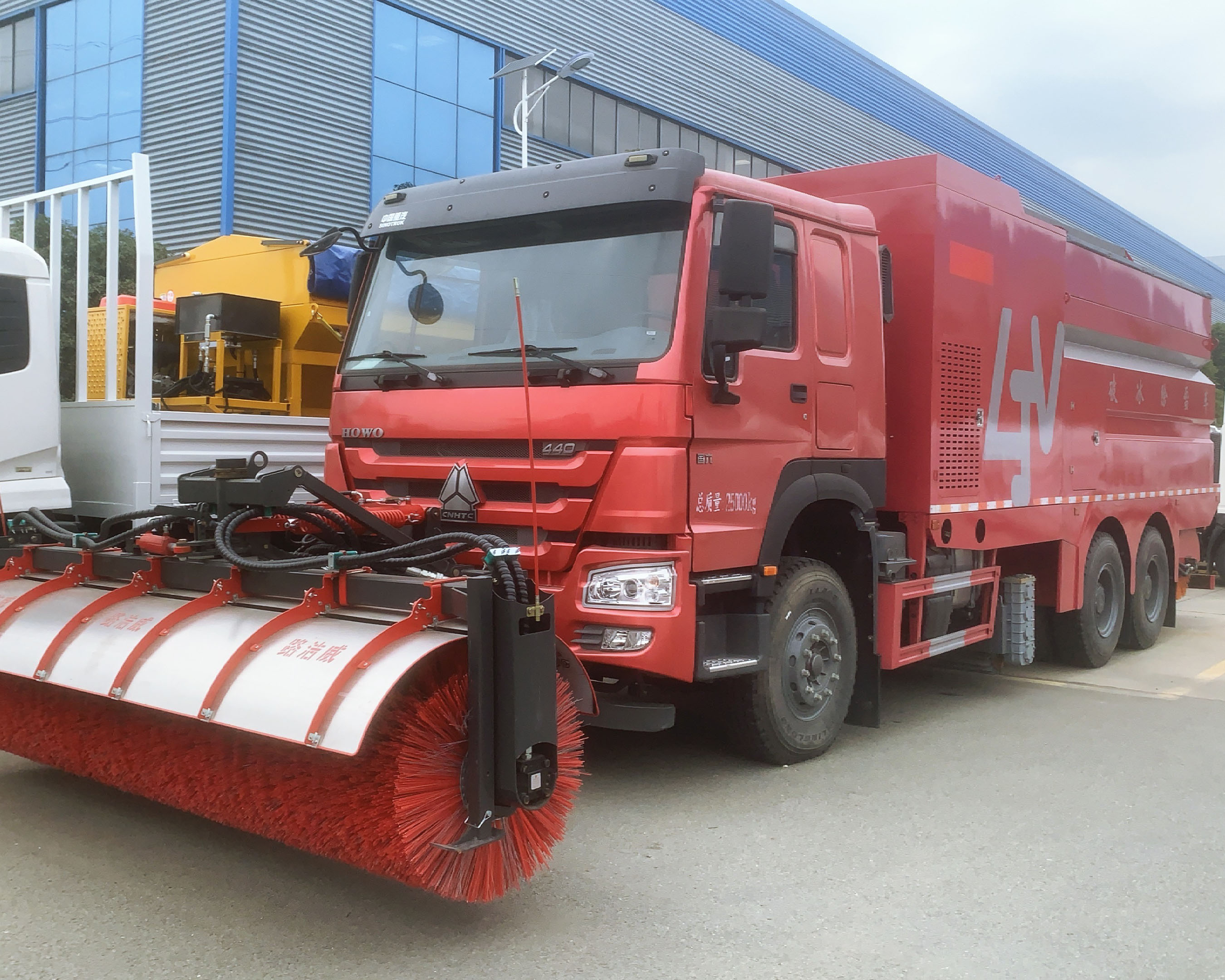 重汽豪沃后雙橋破冰除雪車，加裝撒布機，可配雪鏟雪滾