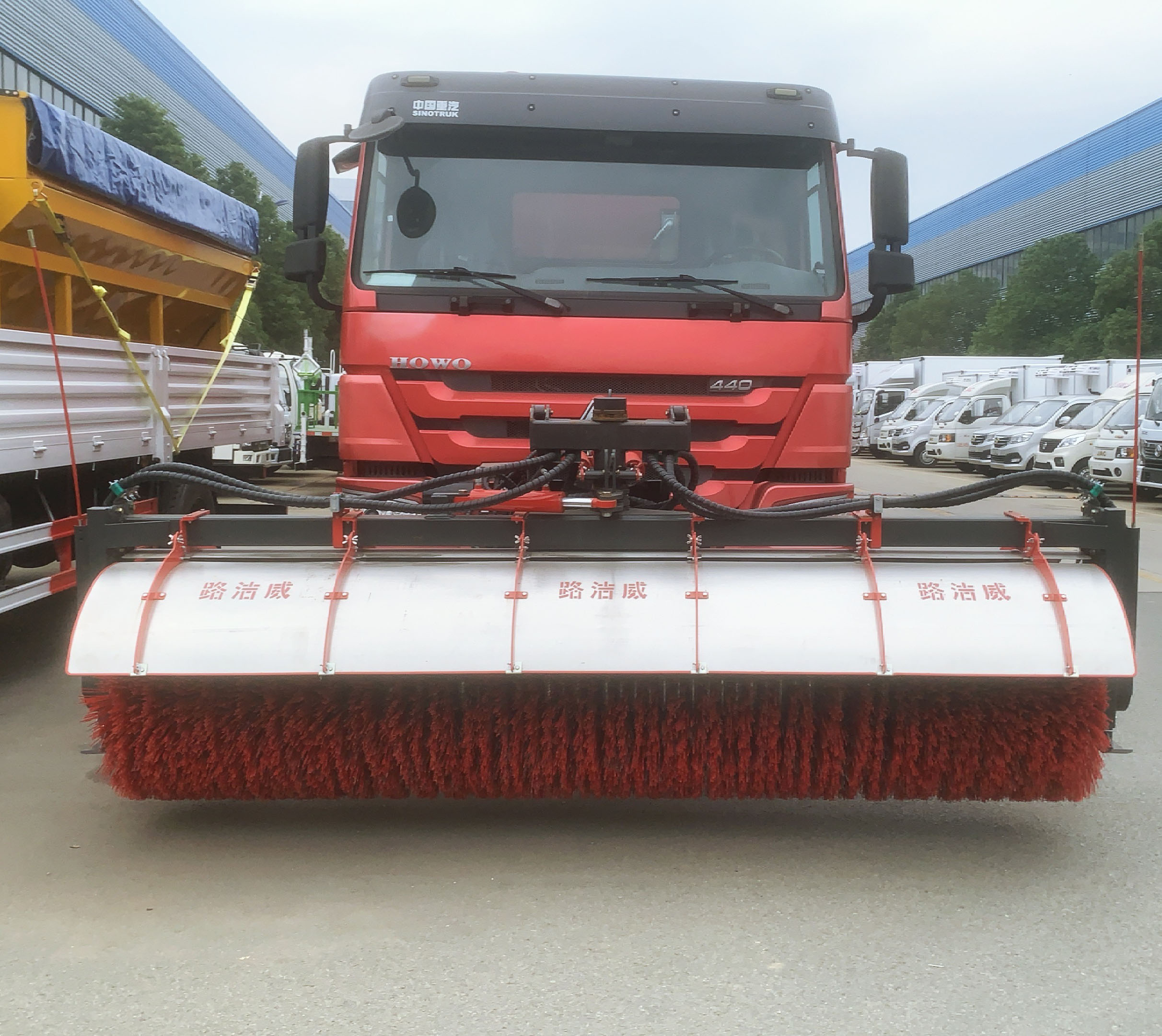 重汽豪沃后雙橋破冰除雪車(chē)，加裝撒布機(jī)，可配雪鏟雪滾圖片2