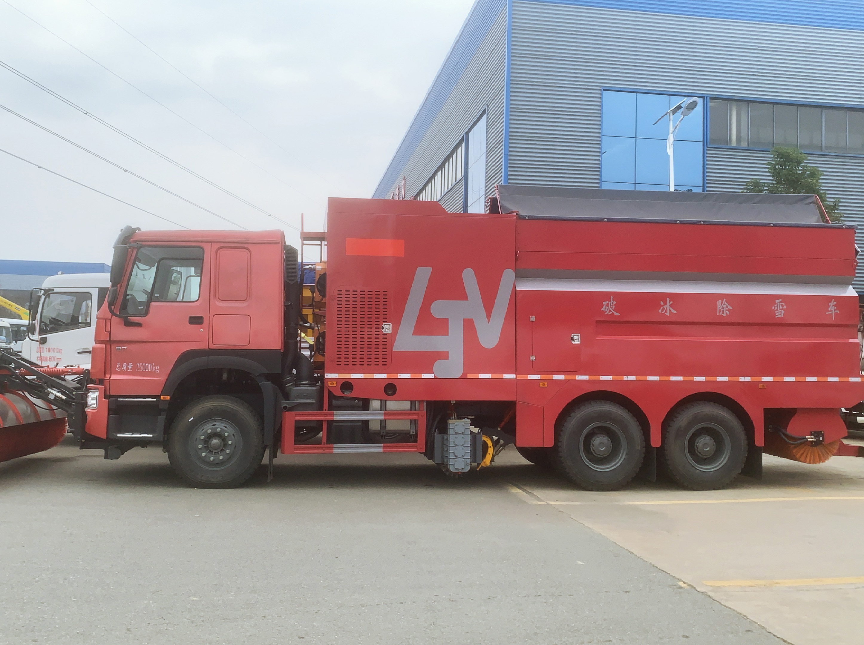 重汽豪沃后雙橋破冰除雪車(chē)，加裝撒布機(jī)，可配雪鏟雪滾圖片3