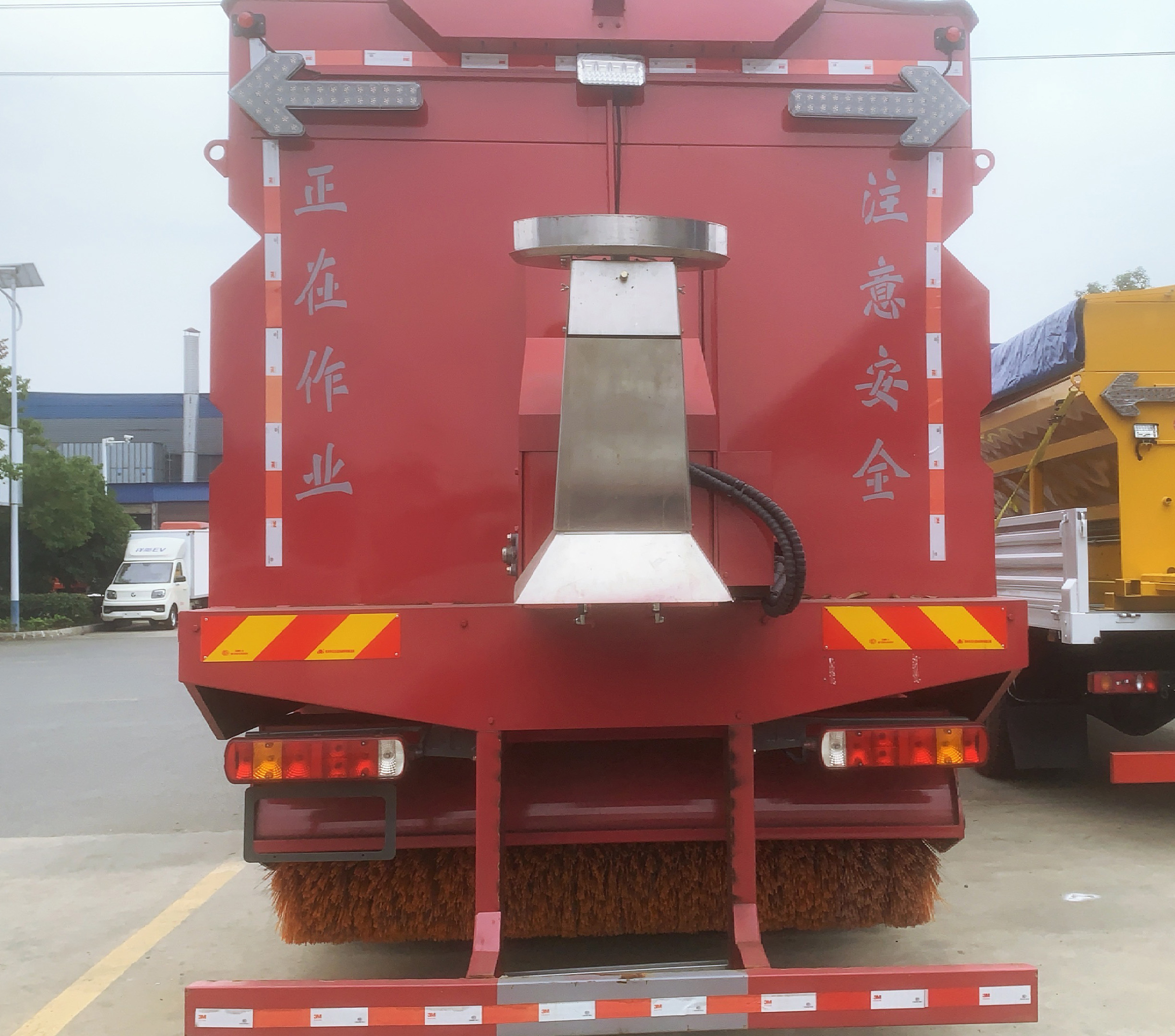 重汽豪沃后雙橋破冰除雪車(chē)，加裝撒布機(jī)，可配雪鏟雪滾圖片5