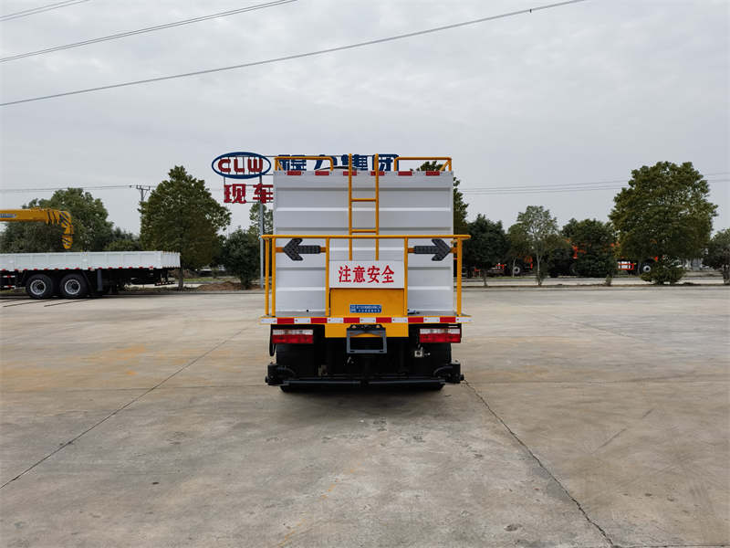 新款東風(fēng)多利卡水泥凈漿灑布車圖片5