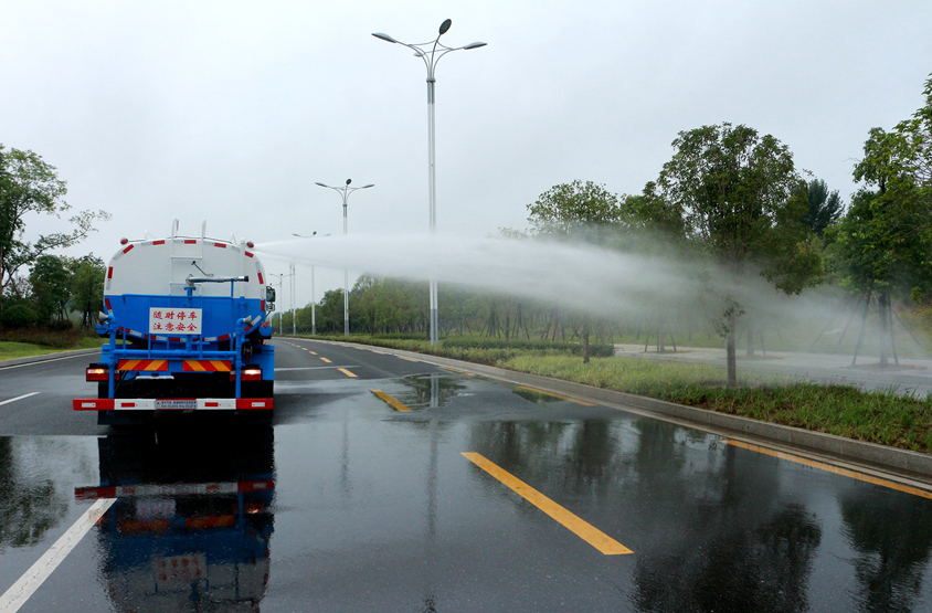 現(xiàn)車(12-15噸)東風天錦灑水車頂噴功能演示