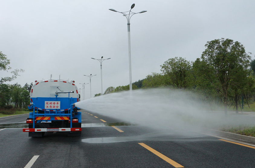 現(xiàn)車(12-15噸)東風天錦灑水車側(cè)噴功能演示