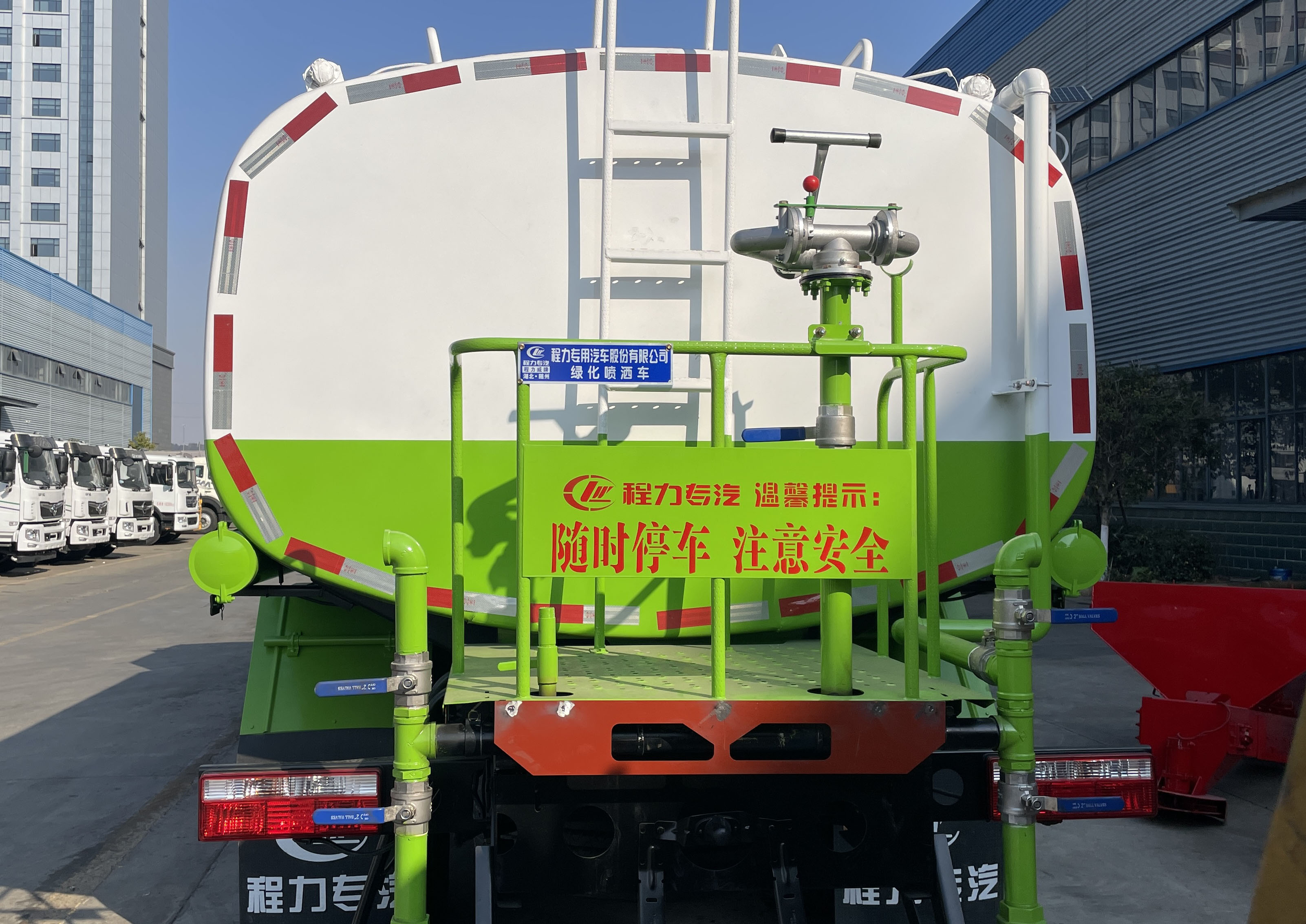 東風(fēng)多利卡11方噴灑車(chē)圖片5