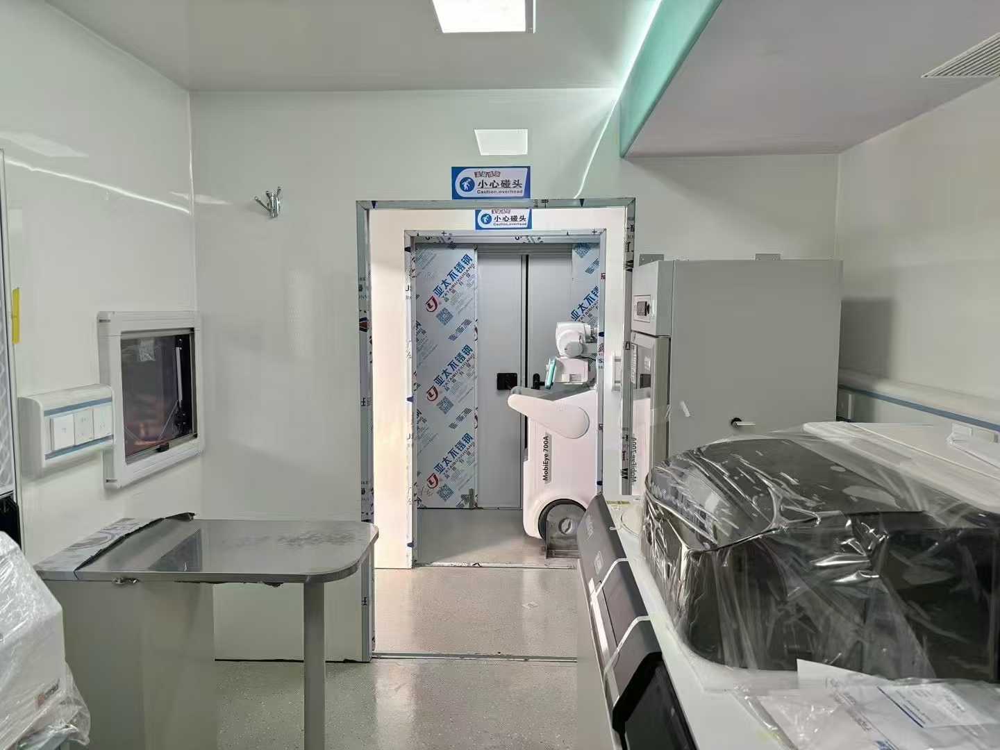 重汽汕德卡大型多功能方艙醫(yī)療車圖片4